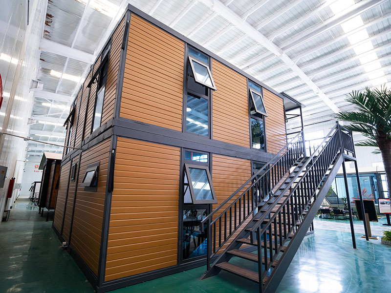 <strong>Two-story flat-roof double-wing extension house</strong>