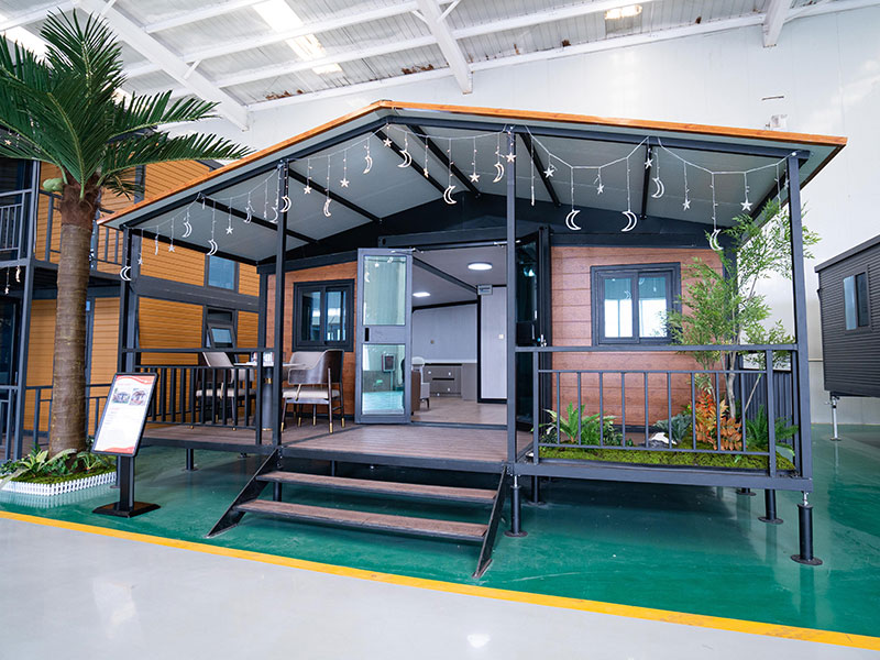 <strong>Two-story flat-roof double-wing extension house</strong>